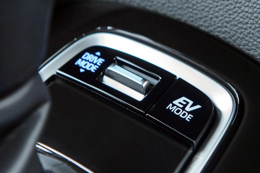عملکرد خودروهای هیبریدی در دو حالت EV و اکو بکار
